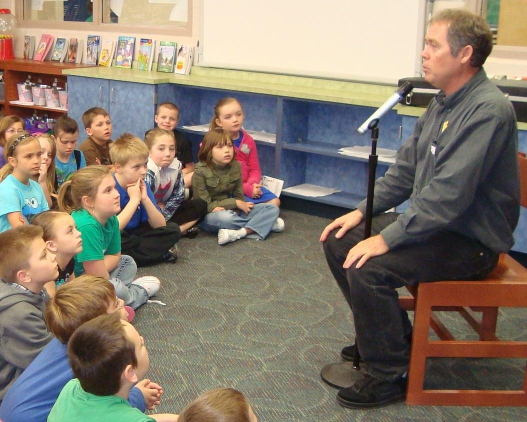 Thomas Freese telling stories to children